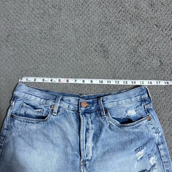 BLANKNYC High Rise Distressed Denim Light Wash Jean Shorts Size 31 - Picture 11 of 14